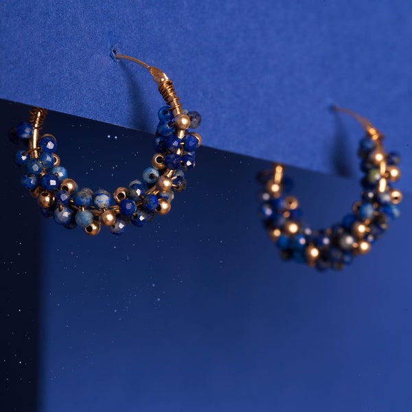 Boucles d'oreilles créoles tissées de minuscules perles naturelles gemmes lapis-lazuli et de perles en or rempli