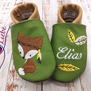 a pair of baby shoes with a picture of a fox