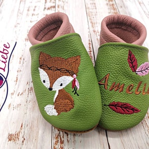 a pair of baby shoes with a picture of a fox