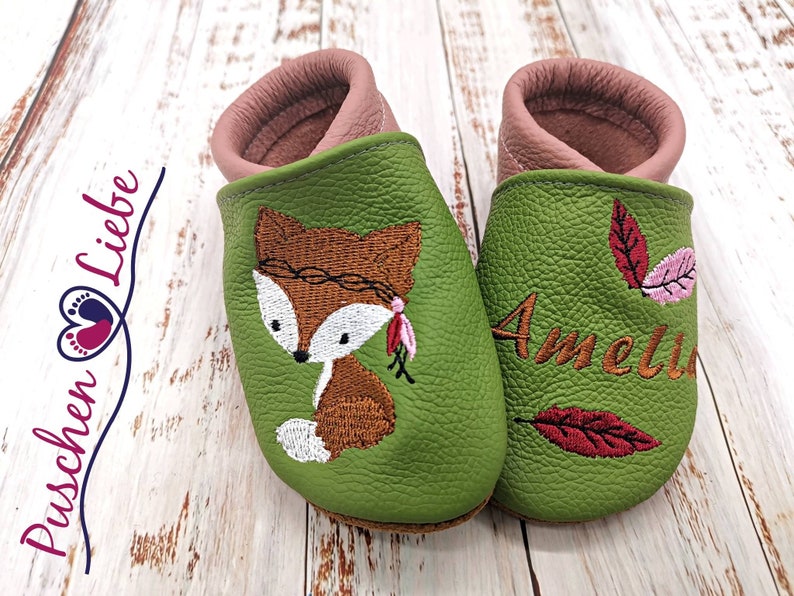 a pair of baby shoes with a picture of a fox