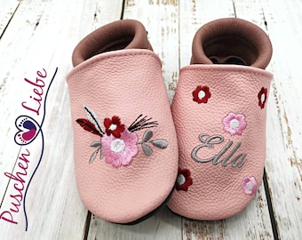Chaussures d'éveil bio avec noms pour bébés et enfants (poupées en cuir écologique) avec fleurs et plumes - premières chaussures personnalisées avec nom