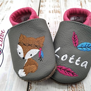 a pair of baby shoes with a picture of a fox