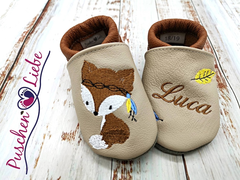 a pair of baby shoes with a picture of a fox