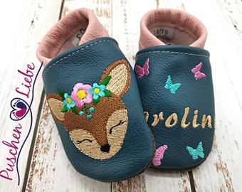 Zapatos de gateo orgánicos con nombre para bebés y niños (muñecos de cuero ecológico) con mariposas ciervos - primeros zapatos personalizados con nombre