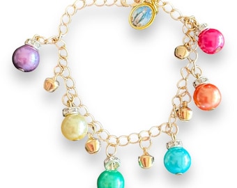 Pulsera con dije de perlas multicolores y medalla de Nuestra Señora de Lourdes