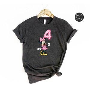 K&ouml;nnte beinhalten: Ein Set aus drei Keramikbechern mit gesprenkelter, matter Oberfl&auml;che. Die Becher sind in Creme-, Hellgrau- und Dunkelgraut&ouml;nen gehalten. Jeder Becher hat ein schlichtes, minimalistisches Design und einen abgerundeten Henkel.