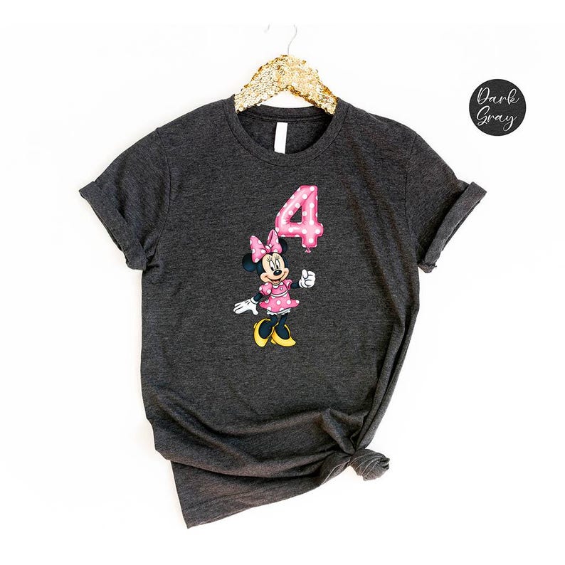 K&ouml;nnte beinhalten: Ein Set aus drei Keramikbechern mit gesprenkelter, matter Oberfl&auml;che. Die Becher sind in Creme-, Hellgrau- und Dunkelgraut&ouml;nen gehalten. Jeder Becher hat ein schlichtes, minimalistisches Design und einen abgerundeten Henkel.