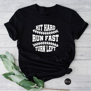 Hit Hard Run Fast Turn Left T-shirt, honkbalshirt, honkbalvader, honkbalspeldag, honkbalcadeau, grappig honkbalshirt, honkbalmoeder