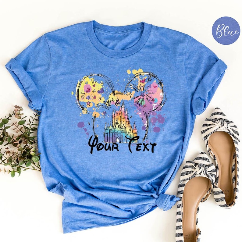 K&ouml;nnte beinhalten: Eine wei&szlig;e Keramik-Tasse mit schwarzem Henkel und dem Text "But First, Coffee" in fetter, schwarzer Schrift. Die Tasse steht vor einem verschwommenen Hintergrund. Die Tasse ist etwa 10 cm hoch.