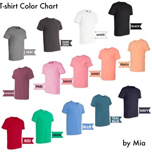 K&ouml;nnte beinhalten: Eine Farbkarte mit verschiedenen T-Shirt-Farben, darunter Grau, Dunkelgrau, Wei&szlig;, Schwarz, Bordeauxrot, Rosa, Malve, Sonnenuntergang, Pfirsich, Rot, Gr&uuml;n, Blau, T&uuml;rkisblau und Marineblau. Der Text "T-shirt Color Chart" und "by Mia" sind ebenfalls vorhanden.