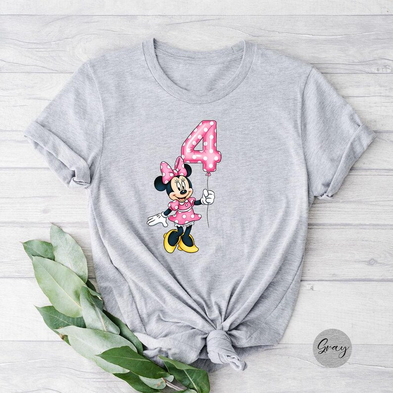 K&ouml;nnte beinhalten: Eine wei&szlig;e Keramik-Tasse mit schwarzem Henkel und dem Text "But First, Coffee" in schwarzer, handschriftlicher Schrift. Die Tasse steht auf einer wei&szlig;en Oberfl&auml;che.