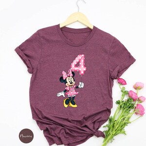 K&ouml;nnte beinhalten: Rustikales Holzschild mit dem handgeschriebenen Text "Welcome to our home". Das Schild hat eine Used-Optik und ein schlichtes, einladendes Design, ideal f&uuml;r Veranda oder Eingangsbereich.