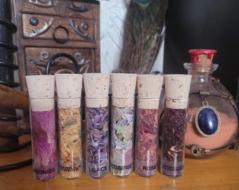 Collectie gedroogde bloemen, seringen, hibiscus, rozen, pioenrozen, goudsbloem, hortensia, occult, hekserij, heks, spreuken, magie