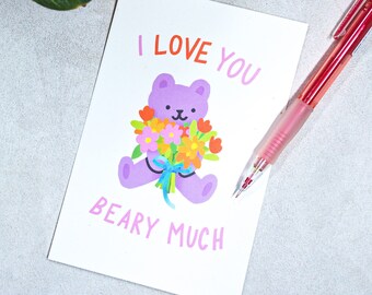 Valentijnsdag kaart schattige teddybeer| Bericht liefde woordspeling | Geïllustreerde wenskaart beer en bloemenboeket | Schattige illustratie