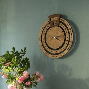 Horloge murale cadeau fête des mères - horlogerie calendrier en bois rustique, art fonctionnel pour la décoration intérieure, cadeau de pendaison de crémaillère unique