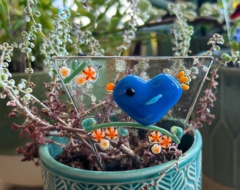 Estaca de planta de pájaro de vidrio fundido - Azul oscuro con flores de naranja para el Día de la Madre