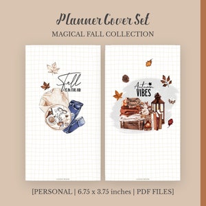 Puede incluir: Dos cubiertas de planificador imprimibles con temas otoñales. La primera cubierta tiene un suéter blanco, jeans azules, una taza de café y el texto "Fall is in the air". La segunda cubierta tiene una pila de mantas, una maleta, una linterna, libros y el texto "Autumn Vibes". Ambas cubiertas miden 6,75 pulgadas por 3,75 pulgadas.