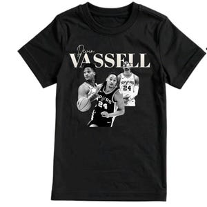 Pode incluir: Uma t-shirt preta de manga curta com uma impressão gráfica do jogador de basquetebol Devin Vassell em três poses diferentes, vestindo uma camisola dos San Antonio Spurs com o número 24. O nome Devin Vassell está impresso em letras brancas.