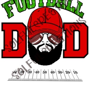 Puede incluir: Un diseño gráfico rojo y verde con el texto "FOOTBALL DAD". El gráfico presenta a un hombre de dibujos animados con una gorra de béisbol roja, gafas de sol y barba. Las gafas de sol tienen forma de balones de fútbol.