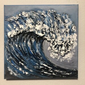 Könnte beinhalten: Quadratische Leinwandkunst, die eine strukturierte Ozeanwelle darstellt. Die Welle ist in Blau-, Weiß- und Grautönen gemalt, wobei dicke Pinselstriche einen dreidimensionalen Effekt erzeugen. Das Kunstwerk fängt die dynamische Bewegung des Ozeans ein.