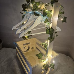 Personalisierte Baby hamper Holzkiste mit Kleiderstange und Kleiderbügeln, LED-Leuchten & Efeu, Babypartygeschenk, neues Baby