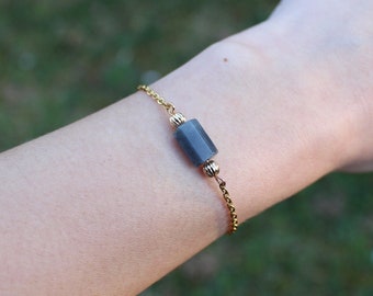 Labradoriet armband 14k vergulde cilindrische parel, Kleine steen Labradoriet buis echte kristal minimalistisch