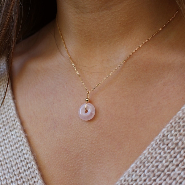 Collier de Quartz Rose 15mm plaqué or 14k, Petit pendentif rond beignet Pi de pierre semi précieuse minimaliste