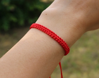 Bracelet fil de soie rouge macramé tressé de nœuds, Kabbale et Bouddhisme, Karma, Feng Shui, chance, et protection contre le mauvais oeil