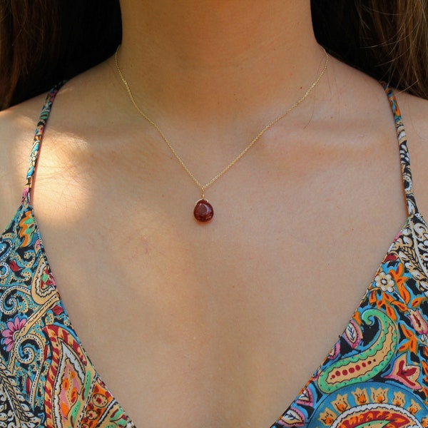 Collar de ágata roja chapado en oro de 14 k, colgante de gota de piedra semipreciosa minimalista pequeña