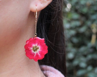 Boucles d'Oreilles Fleurs Roses Hibiscus Rouges véritables séchées et pressées dans résine, Boucles pendantes plaqué or 14k minimaliste
