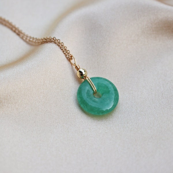 Collier de Jade vert 15mm plaqué or 14k, Petit pendentif rond beignet Pi de pierre semi précieuse minimaliste
