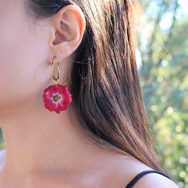 Fleurs Hibiscus Rouges véritables séchées et pressées dans résine, Boucles oreilles créoles plaqué or 14k minimaliste