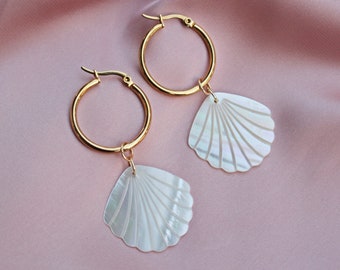 Aretes de concha nacarada, aretes de aro con baño de oro de 14k y concha blanca natural nacarada