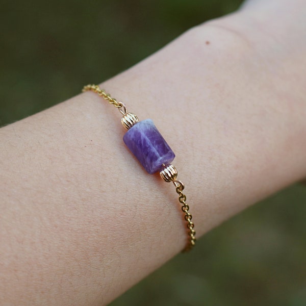 Bracelet Améthyste perle cylindrique facetée plaqué or 14k, Petite pierre véritable Améthyste Violet tube cristal minimaliste