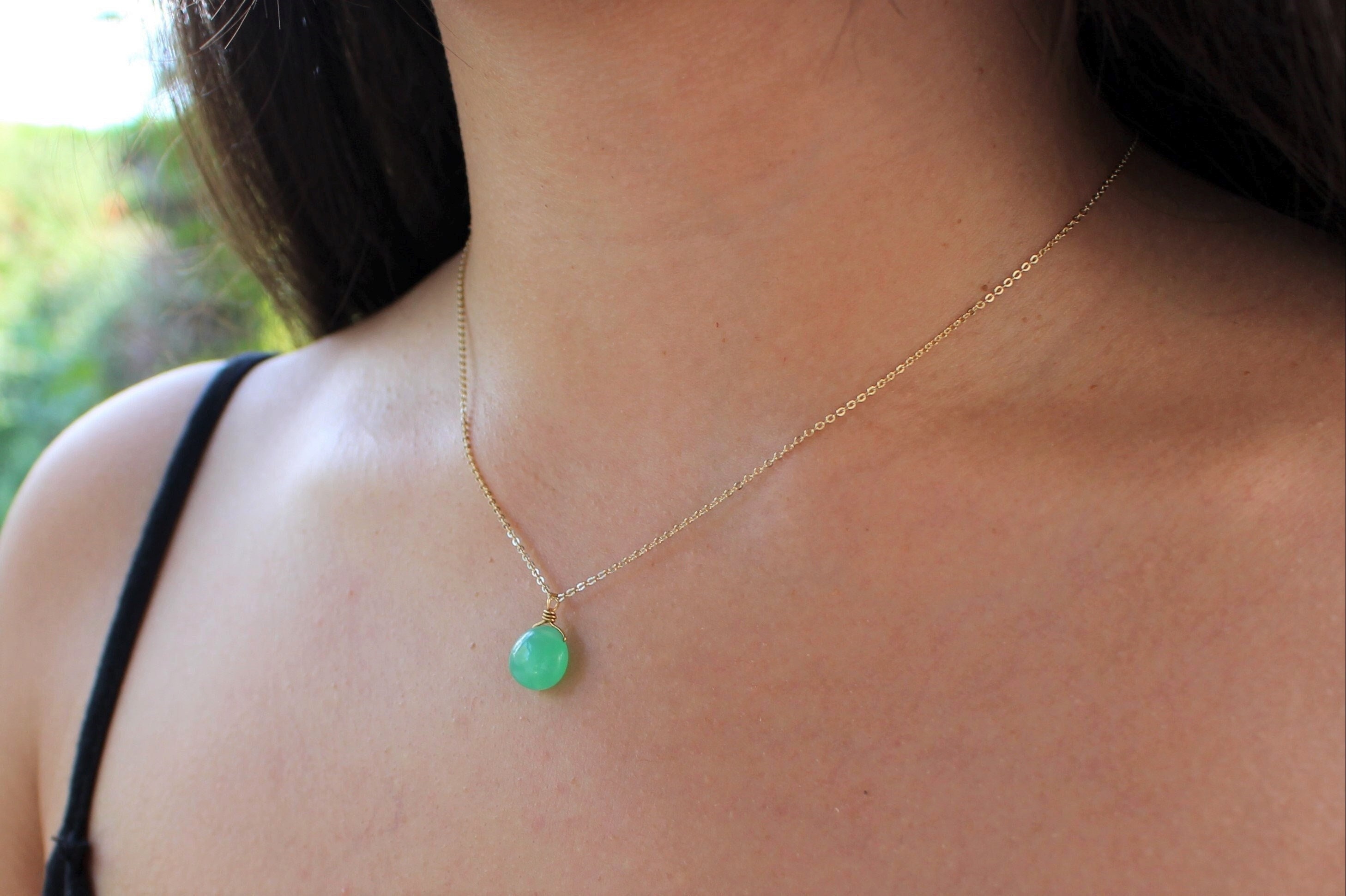 Collier Chrysoprase verte plaqu or 14k Petit pendentif goutte de