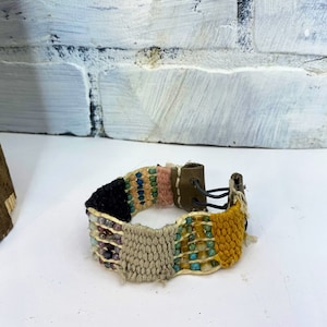 Pulsera tejida a mano con cierre de cordón y lazo