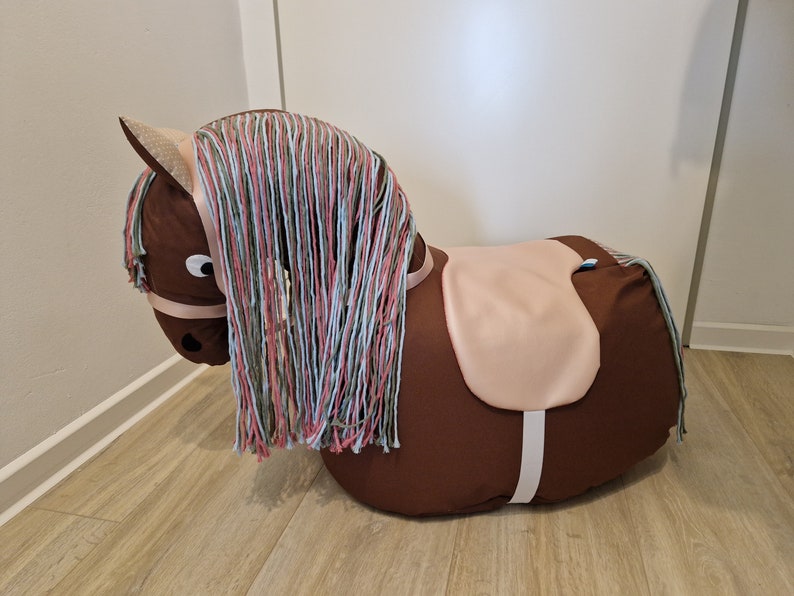 Der Sitzsack in Form eines Pferdes hat eine bunte Mähne.