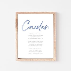 Peut inclure: Impression encadrée avec le prénom "Caiden" écrit en bleu à l'aquarelle. Un poème sur la signification du nom est en dessous. Le cadre est en bois clair et le fond est blanc. Article décoratif.