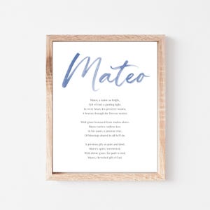 Puede incluir: Impresi&oacute;n enmarcada con el nombre "Mateo" en escritura azul acuarela. Debajo del nombre hay un poema sobre Mateo. El marco es de madera clara y el fondo es blanco.