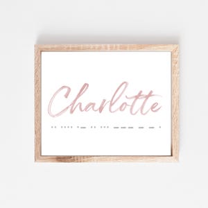 prénom Charlotte en caractères d'imprimerie avec code Morse | Cadeau militaire pour bébé | Art personnalisé pour chambre de bébé | Décoration de chambre bleu marine militaire | Cadeau pour chambre d'aviation à télécharger