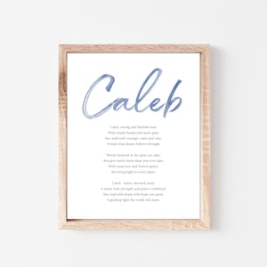以下が含まれることがあります： 青い水彩筆記体で「Caleb」という名前が書かれた額入りのプリント。プリントには、名前の意味についての詩が含まれており、明るい木製のフレームに入っています。デザインはシンプルでエレガントで、家の装飾に適しています。