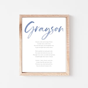 Puede incluir: Impresión enmarcada con el nombre "Grayson" en escritura de acuarela azul. La impresión incluye un poema sobre el nombre Grayson, en un marco de madera clara. El diseño es suave y elegante.
