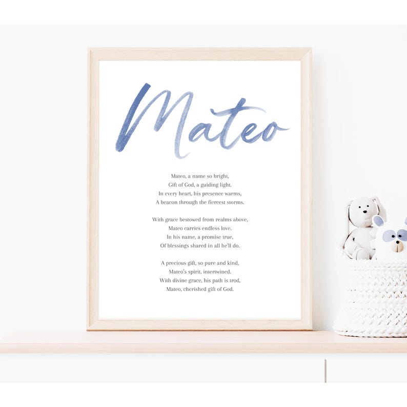 Puede incluir: Una impresi&oacute;n enmarcada con el nombre "Mateo" en escritura de acuarela azul. Debajo, un poema sobre Mateo est&aacute; impreso en una fuente serif cl&aacute;sica. El marco es de color claro y la impresi&oacute;n se muestra sobre una superficie blanca.