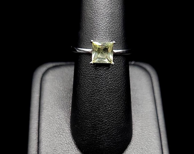 Pale yellow quartz ring. Sterling silver, size 7us. natural quartz, single stone ring, genuine quartz ring. citrine gemstone, lemon quartz
