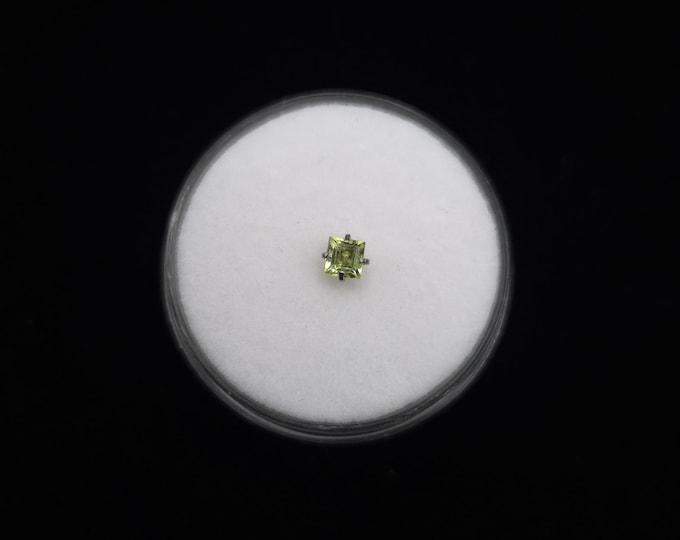 Peridot nose stud, 18g, 20g, 22g, Titanium, Screw, Bone, L-bend, size variations, natural gemstones