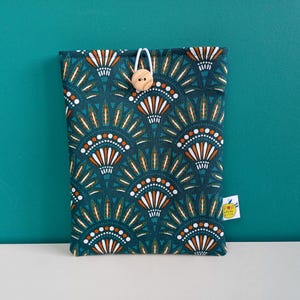 Funda acolchada para libro con cierre de botón, 2 tamaños y varios estampados imagen 3