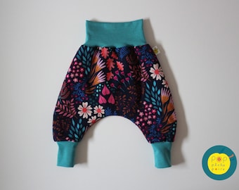 Pantaloni harem regolabili per bambini e neonati, tema natura invernale, in tessuto felpato o pile, varie stampe, con accessorio coordinato opzionale