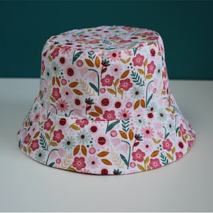 Vändbar buckethatt för kvinnor, baby-, barn- och vuxenstorlekar och tryck efter eget val, blommotiv, handgjord