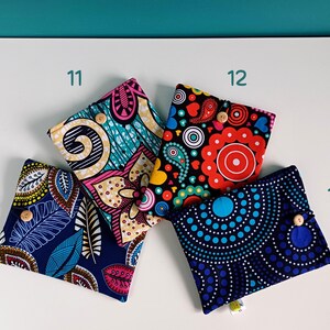 Puede incluir: Cuatro bolsas de tela coloridas con diferentes patrones. Cada bolsa tiene un cierre de bot&oacute;n de madera. Las bolsas est&aacute;n numeradas del 10 al 13.