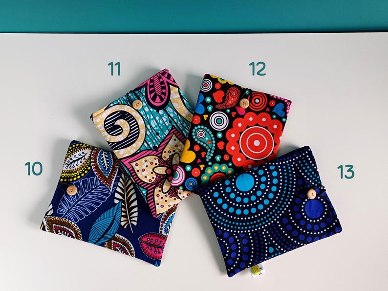 Puede incluir: Cuatro bolsas de tela coloridas con diferentes patrones. Cada bolsa tiene un cierre de bot&oacute;n de madera. Las bolsas est&aacute;n numeradas del 10 al 13.
